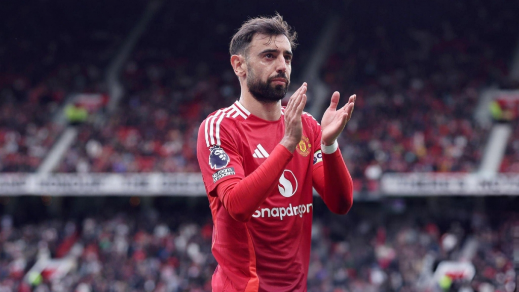 Bruno Fernandes vỗ tay, biểu cảm trầm tư trên sân Old Trafford.